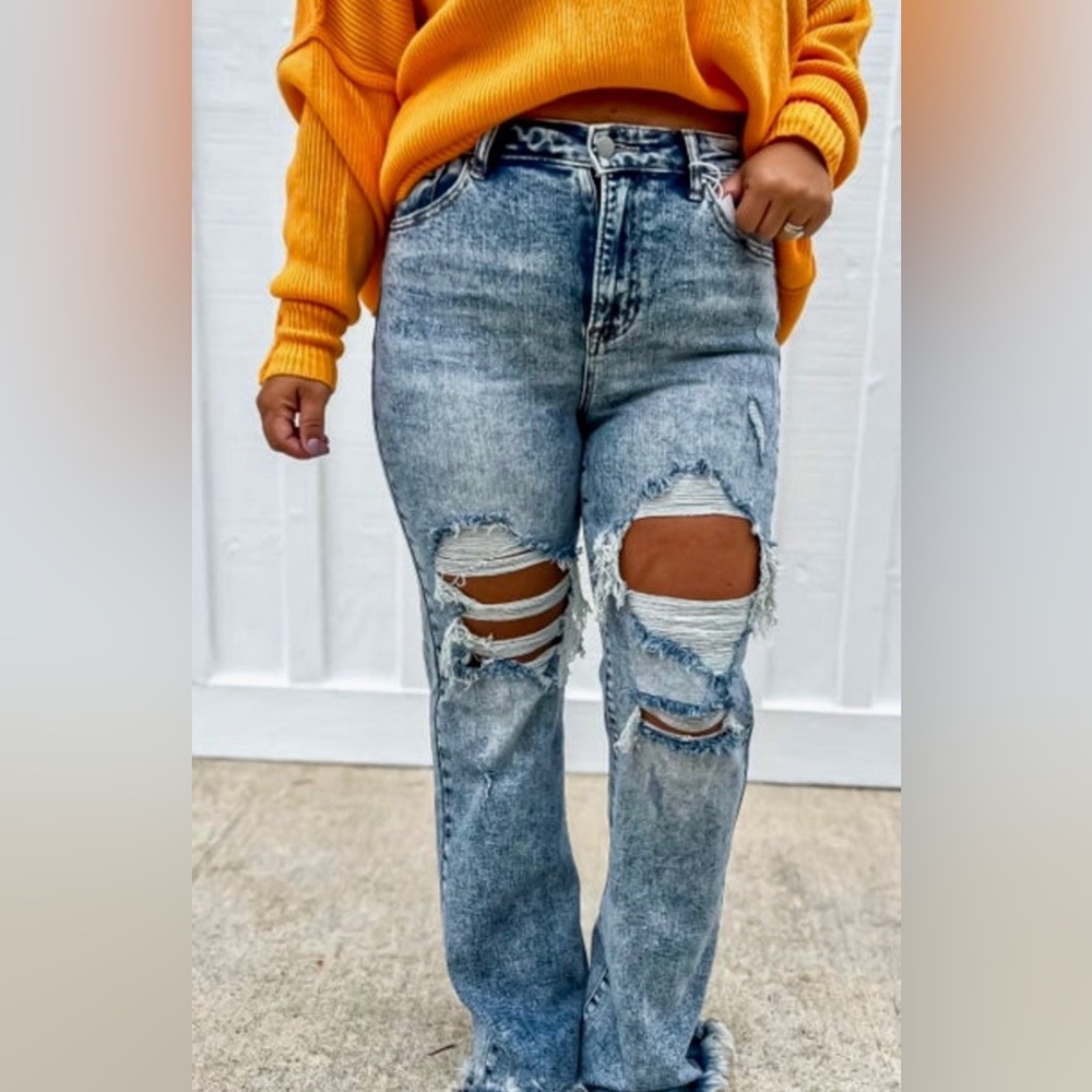 Risens jeans,medium wash flares w/a raw hem,destruction & a super stretchy fit.